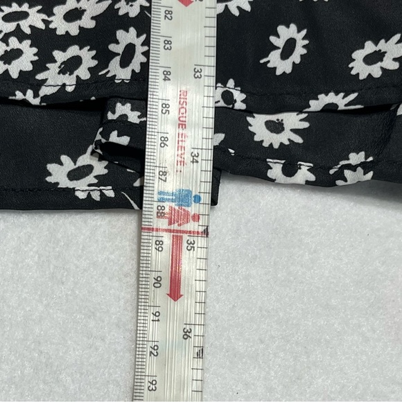 Black and white BeBop dress with pretty flowers and black belt very pretty dress - Picture 6 of 9